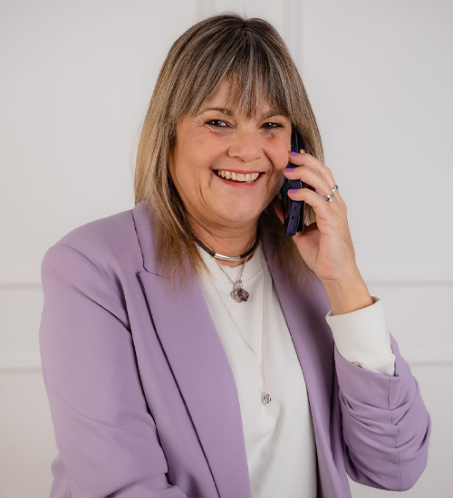 Alina atendiendo una llamada sonriente en su servicio de consultoría